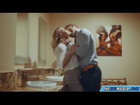 ❤️ Uma blonde obugaxayo ekuyenga endlini yangasese yomphakathi Izocansi zaseRussia kithi ❌️❤